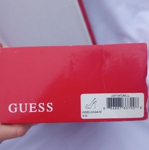 Guess pumps